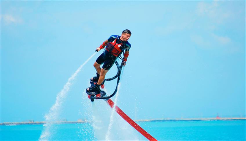 Salti, tuffi e acrobazie come un delfino con il FLYBOARD Salti, tuffi e acrobazie come un delfino con il FLYBOARD